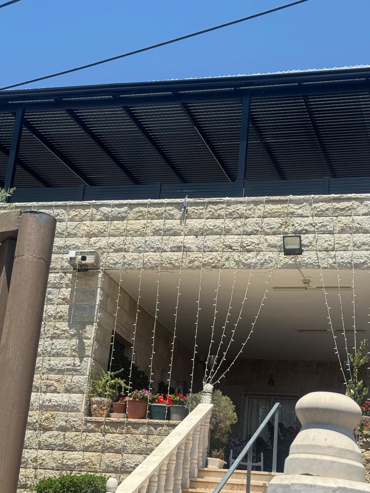    פרגולה הצללה עליונה כולל סנטף bh בשילוב מעקה קלאסי דו צדדי 